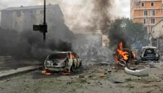  آثار دمار بموقع تفجير إرهابي سابق بالصومال