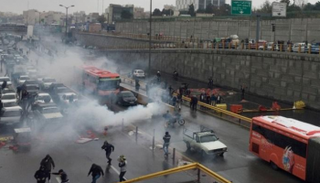 جانب من الاحتجاجات في إيران - رويترز