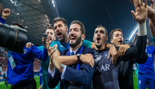 فهد بن نافل يحتفل مع لاعبي الهلال 