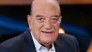 نقيب الممثلين المصريين: حسن حسني بصحة جيدة