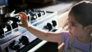 3 طرق لعلاج انسكاب السوائل الساخنة على جلد الطفل