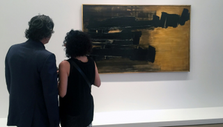 زوار يشاهدون لوحة بيار سولاج