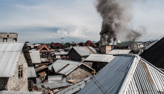 الدخان يتصاعد بعد تحطم الطائرة في منطقة مرتفقة الكثافة السكانية