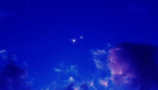 وضعية اقتران المشتري (يمين) والزهرة (يسار) بعد غروب الشمس 