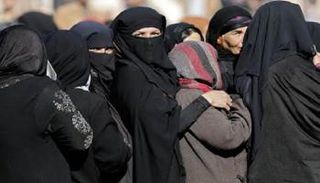 مجموعة من الداعشيات المحتجزات بالعراق - أرشيفية