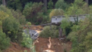 انهيار جسر في إيطاليا بعد هبوط أرضي