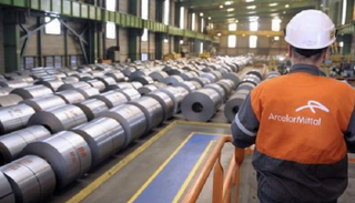 عامل بأحد مصانع شركة 