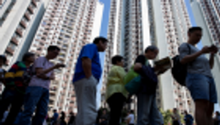 ناخبو هونج كونج يبكرون الإدلاء بأصواتهم للمحليات خشية الاشتباكات