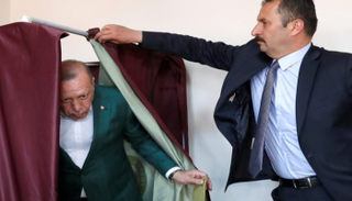 أردوغان قاد تركيا إلى أزمة اقتصادية طاحنة 