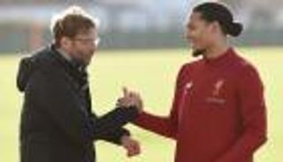 بالفيديو.. كلوب يفصل بين فان ديك وميسي في صراع الكرة الذهبية