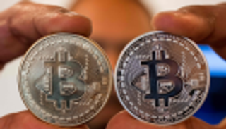 بلومبرج: بيتكوين تواصل الانهيار بفعل قيود دولية