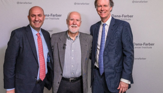 مريض السرطان شون تيرني يتوسط طبيبه طوني شويري (يسار) والفائز بنوبل