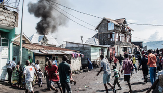 الطائرة اصطدمت بمنزلين في منطقة سكنية قرب المطار