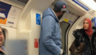 إشادة واسعة بـ"بطلة" مسلمة دافعت عن أسرة يهودية بمترو لندن