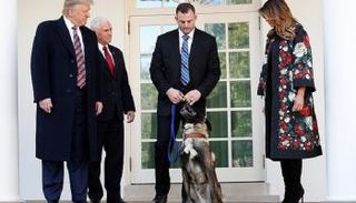 ترامب عقب تكريم الكلب الموهوب كونان 