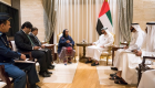 محمد بن زايد ووزيرة باكستانية يبحثان العلاقات الثنائية