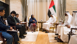 الشيخ محمد بن زايد خلال لقائه وزيرة الإنتاج الحربي في باكستان