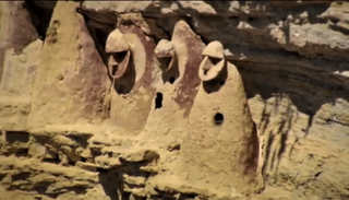 بعض من المقابر التي اكتشفها العلماء في بيرو