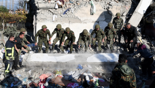 رجال الإنقاذ يبحثون عن ناجين تحت الأنقاض