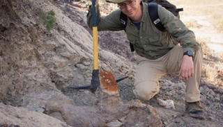  البروفيسور روبرت هولمز في موقع الاكتشاف