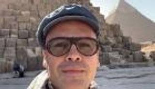 شرير فيلم "تيتانك" يزور الأهرامات قبل تكريم "القاهرة السينمائي"