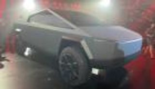 إيلون ماسك يكشف سر تحطم زجاج شاحنة تسلا المصفحة