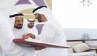 محمد بن زايد يمنح حاكم الشارقة وسام "أم الإمارات"