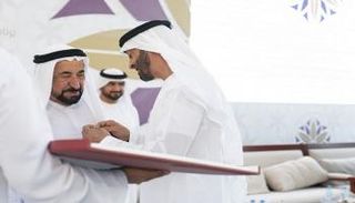 الشيخ محمد بن زايد آل نهيان يقلد حاكم الشارقة وسام "أم الإمارات"