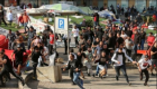 أنصار "حزب الله" يهاجمون المعتصمين في صور وسماع إطلاق نار ببيروت