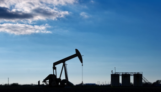 هبوط أسعار النفط مع سعي أمريكا والصين لإحراز تقدم بمحادثات التجارة