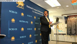 علي جعفر زادة نائب مدير مجلس المعارضة الإيرانية في واشنطن خلال المؤتمر