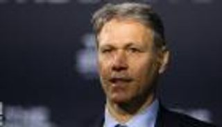 تحية نازية توقف الأسطورة الهولندي فان باستن تلفزيونيا