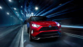 في معرض دولي.. السيارات الكهربائية تنافس التقليدية