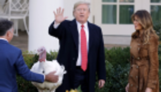 تقليد رئاسي أمريكي.. ترامب يعفو عن الديكين "خبز" و"زبدة"