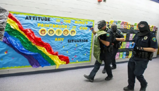 إطلاق النار بالمدارس الأمريكية يتكرر مرتين أسبوعيا - الجارديان