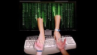 علاقة عبر الإنترنت تنتهي بالنصب