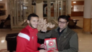 النجم التونسي ينهي الجدل ويكرم رمضان صبحي