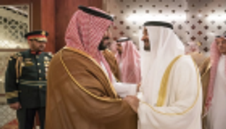 محمد بن زايد يستقبل محمد بن سلمان لدى وصوله إلى أبوظبي
