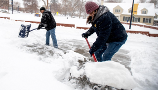 إحدى العواصف تسببت في إغلاق طرق سريعة- أرشيفية