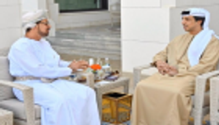 منصور بن زايد يشيد بالدور الإيجابي لسفير سلطنة عمان لدى الإمارات