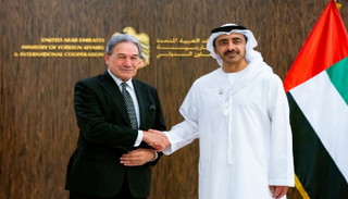 الشيخ عبدالله بن زايد آل نهيان خلال استقبال ونستون بيترز 