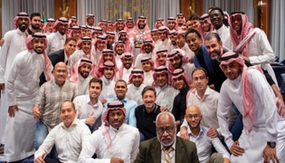ولي العهد السعودي بصحبة لاعبي وإداريي الهلال
