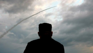 زعيم كوريا الشمالية يتابع عملية إطلاق صاروخي