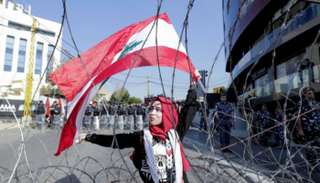 يشهد لبنان احتجاجات على الأوضاع السياسية والاقتصادية