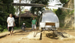 إندونيسي يهرب من الزحام بتصنيع هليكوبتر