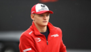 نجل شوماخر وسائق مرسيدس أبرز نجوم فورمولا 2 بالإمارات