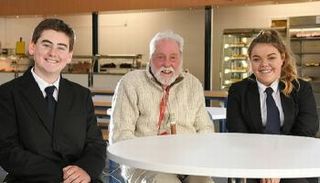 الطلاب سعداء بالتخفيف عن عزلة جارهم العجوز