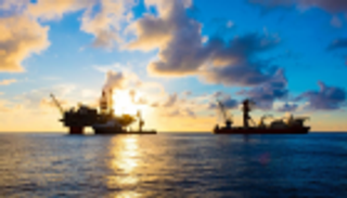 النفط يهبط وسط صعود مخزونات وإنتاج الولايات المتحدة