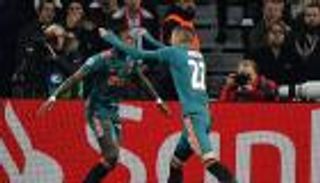 أياكس يضع قدما في ثمن نهائي الأبطال بثنائية في شباك ليل