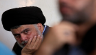 الصدر يدعم المتظاهرين ويطالب باستقالة الحكومة العراقية